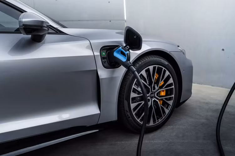 Sự cải thiện này đến từ việc bản mới trang bị khối pin 105 kWh, dung lượng lớn hơn pin 93,4 kWh của mẫu cũ. Hiệu năng trên đường thẳng vì thế cũng tốt hơn rõ rệt. Audi S e-tron GT 2025 giờ đây chỉ cần 3,3 giây để tăng tốc từ 0-100 km/h, tức là nhanh hơn 0,6 giây so với mẫu cũ.