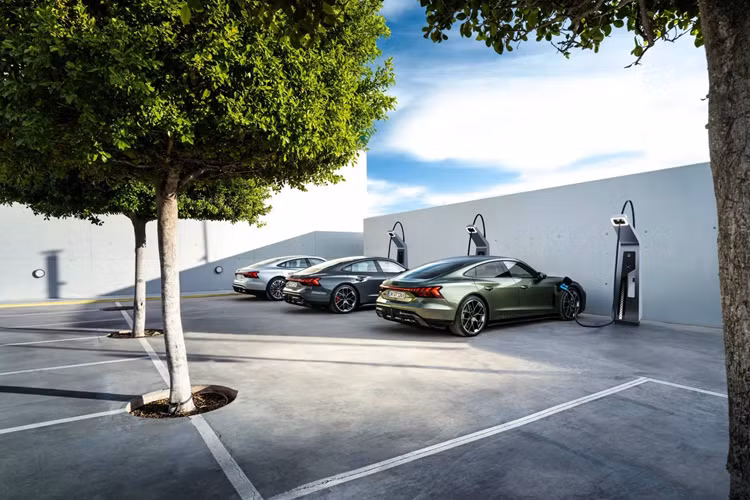 Tuy nhiên tại Mỹ, hãng chỉ cho bán 2 cấu hình là S e-tron GT và RS e-tron GT Performance, mức giá xe Audi e-tron GT 2025 khởi điểm cho bản tiêu chuẩn bắt đầu ở mức 125.500 USD (khoảng 3,2 tỷ đồng), một mức cao hơn rất nhiều so với giá 106.500 USD (2,7 tỷ đồng) của chính cấu hình này ở đời cũ, trước khi được nâng cấp lên đời.