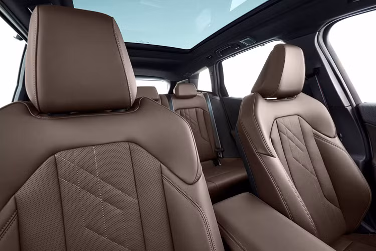 Ngoài ra, lần đầu tiên BMW cung cấp thêm tùy chọn chất liệu ốp táp-lô mang tên Luxury, làm từ polyester tái chế với vân bề mặt dệt kim chất lượng cao. Về vận hành, cấu hình tiêu chuẩn của BMW X3 2025 có tên gọi là X3 20 xDrive, trang bị động cơ xăng 4 xy-lanh 2.0L,