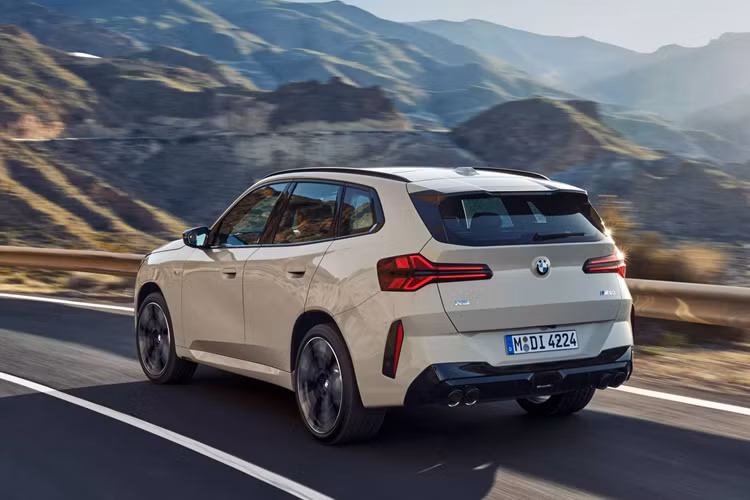BMW X3 2025 thế hệ thứ 4 có kích thước chiều dài 4.755 mm, rộng 1.920 mm và cao 1.660 mm, tức là đã được thay đổi lần lượt +34 mm, +29 mm và -25 mm so với mẫu thế hệ thứ 3 tên mã G01 trước đây.