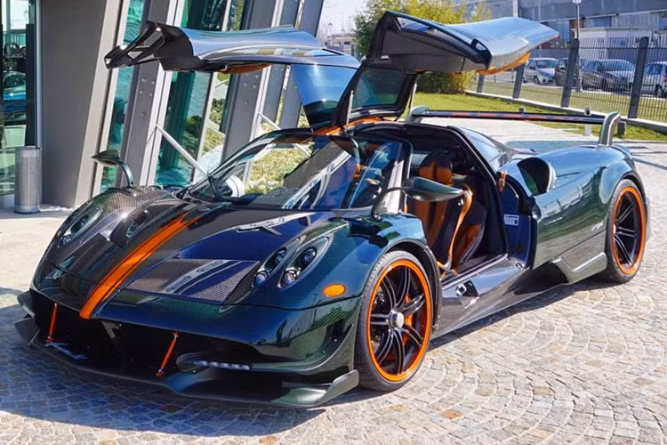Hãng xe Pagani có lưu ý rằng thiết lập bộ li hợp đơn này nhẹ hơn 35% so với bộ li hợp kép thông thường. Điều đó cộng thêm nhiều kỹ năng chế tạo ấn tượng khác giúp siêu xe mới chỉ nặng 1.217 kg.