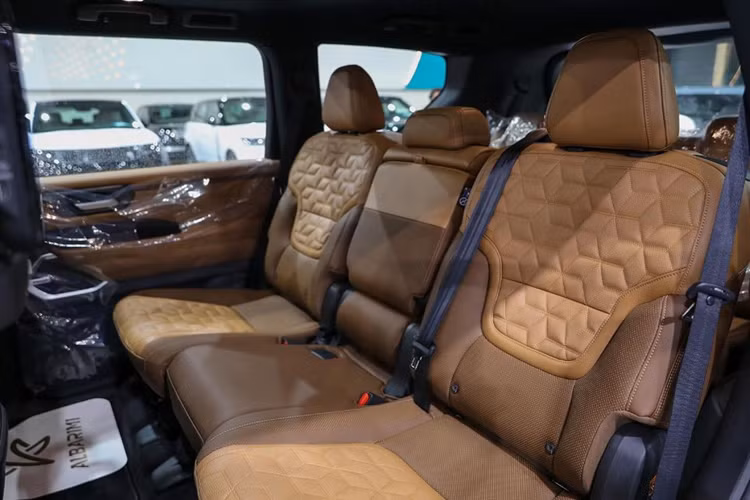 Nissan Patrol 2025 được trang bị NissanConnect 2.0 tích hợp Google, công nghệ ProPilot cung cấp cho người lái khả năng kiểm soát hành trình thích ứng và hỗ trợ giữ làn đường, màn hình quan sát xung quanh 3D để có tầm nhìn toàn cảnh tốt hơn, gương chiếu hậu thông minh và cảnh báo va chạm phía trước với phanh khẩn cấp tự động.
