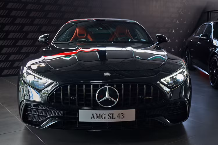 Cuối năm 2023, Mercedes-Benz Việt Nam (MBV) chính thức nhận đặt hàng, mức giá xe Mercedes-AMG SL 43 bán ra chính hãng 6,959 tỷ đồng với số lượng giới hạn. Đến nay, những chiếc xe SL 43 đầu tiên đã được bàn giao đến khách hàng.