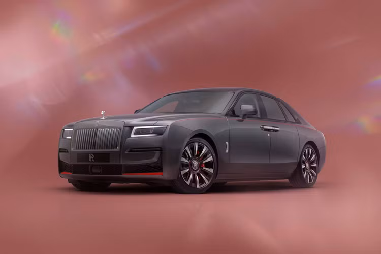  Rolls-Royce Ghost Prism 2024 mới là phiên bản đặc biệt mới nhất của thương hiệu xe siêu sang Anh quốc. Phiên bản này vừa là sản phẩm ra đời nhân dịp kỷ niệm 120 năm thành lập hãng – nên chỉ được tạo ra với số lượng giới hạn 120 chiếc.