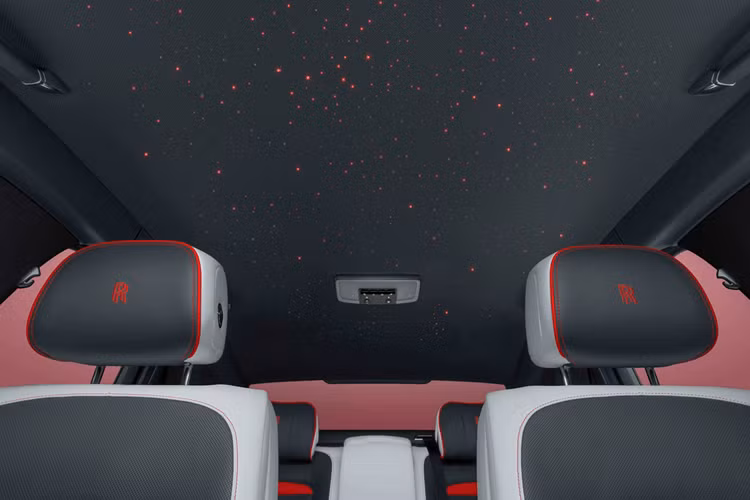 Để làm được điều này, Rolls-Royce chọn phương án phối màu tương phản cho Ghost Prism, với tông màu chủ đạo là xám Gunmetal Grey có thiên hướng tối và trung tính, được kết hợp cùng các họa tiết trang trí với sắc thái rực rỡ, nổi bật, tươi sáng tại nhiều vị trí nhỏ khắp thân xe.