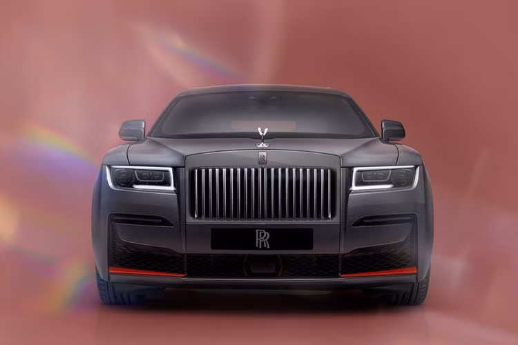 Chính ông Anders Warming, giám đốc thiết kế của hãng, đã tiết lộ điều này: “Tại Rolls-Royce, chúng tôi được dẫn dắt bởi thị hiếu và mong muốn của khách hàng, những người thiết lập nên xu hướng về thời trang trên toàn thế giới và cũng lan tỏa đến những ngành hàng xa xỉ khác.