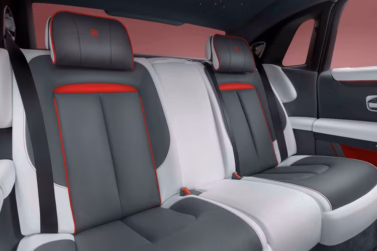 Lớp sơn màu Gunmetal Grey được phủ lên thân xe thông qua quy trình hoàn thiện “khoáng chất” đặc biệt tỉ mỉ với tổng cộng 10 bước, trong đó có đến 4 lớp sơn được áp dụng, tạo ra độ sâu và độ bóng mà nếu chỉ một lớp sơn đơn lẻ sẽ không thể làm được.