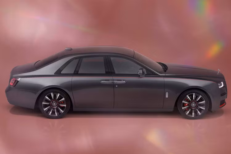 Mẫu xe Rolls-Royce Ghost Prism đặc biệt này vừa là cách để Rolls-Royce dành sự tri ân đến nhóm khách hàng thượng lưu hoạt động trong ngành thời trang. Nhiều khách hàng của Rolls-Royce là những nhân vật quyền lực và có ảnh hưởng trong cộng đồng thời trang khắp toàn cầu.