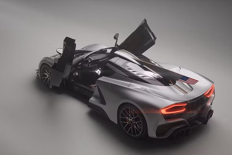 Ngoài việc được trang bị hộp số sàn, chiếc F5-M Roadster cũng được nâng cấp một số tính năng so với F5 Roadster thông thường. Nổi bật nhất có thể kể tới một vây dọc dài 1,4m kéo dài từ mui xe đến hết nắp máy sau.