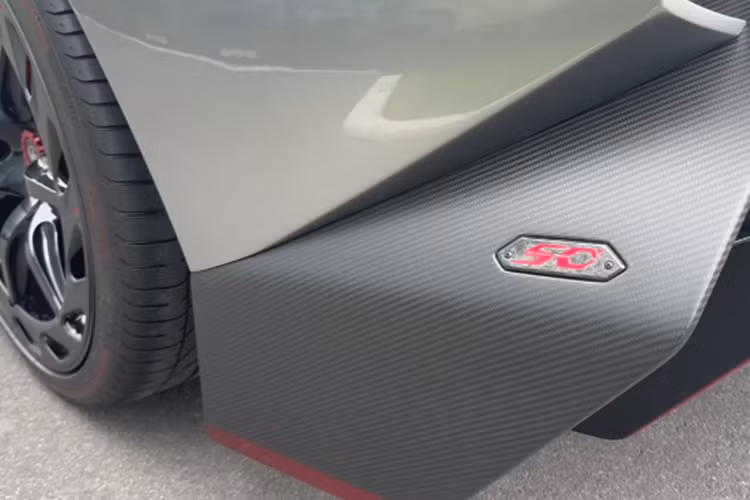 Khá thú vị là siêu bò này xuất hiện trong showroom xe chuyên nhập khẩu các dòng xe hypercar và megacar đắt tiền cho 2 đại gia Việt đó là Hoàng Kim Khánh với McLaren Senna và Koenigsegg Regera cùng chủ nhân chiếc Porsche 918 Spyder là 1 đại gia kinh doanh lĩnh vực tiêu dùng.