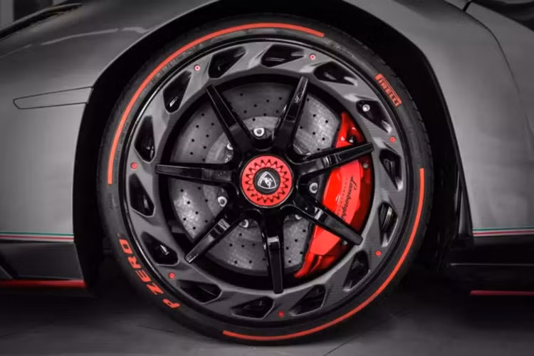 Siêu xe Lamborghini Veneno chỉ có đúng 12 chiếc trên toàn thế giới, 3 xe thuộc bản coupe và 9 chiếc là mui trần, vì thế, 1 chiếc xe bom tấn Lamborghini Veneno đang xuất hiện trong showroom xe của người Việt tại Campuchia đã gây bất ngờ lớn cho giới mê xe.