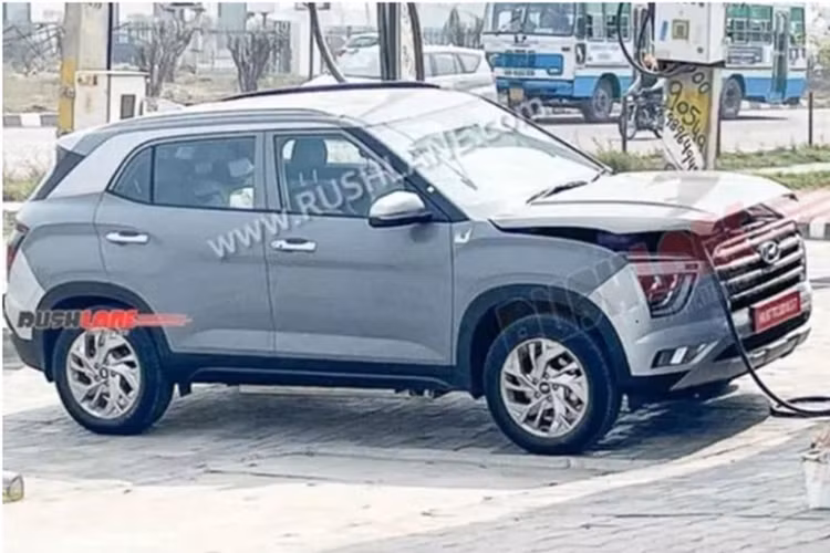 So với phiên bản chạy xăng, nội thất của Hyundai Creta EV có điểm khác biệt rõ ràng nhất nằm ở thiết kế vô lăng 3 chấu dạng tròn hoàn toàn thay vì đáy phẳng. Để tăng độ nhận diện, Hyundai Creta EV còn có thêm logo "Creta electric" độc quyền trên hệ thống ghế ngồi.