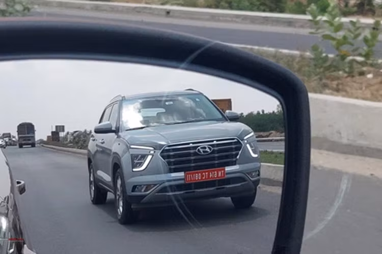 Ngoài ra, phiên bản chạy điện này còn cung cấp cho khách hàng nhiều tuỳ chọn chủ đề nội thất và ánh sáng nền mới. Tuy nhiên, những chi tiết này vẫn chưa thấy rõ ràng trong những hình ảnh rò rỉ lần này.