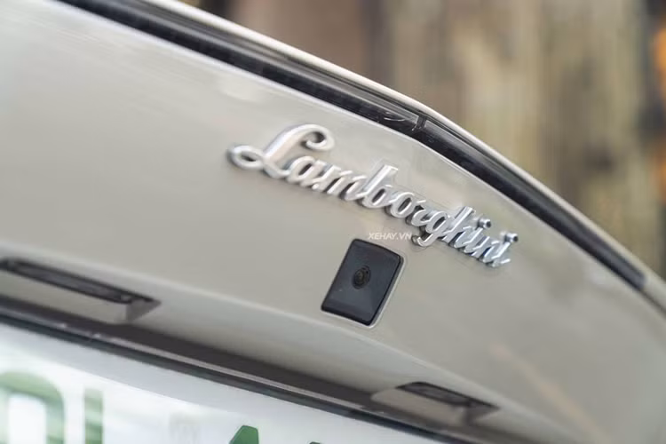 Chưa hết, chiếc Lamborghini Aventador LP700-4 này còn được nâng cấp hệ thống ống xả của thương hiệu Frequency Intelligent Exhaust (Fi Exhaust), có cấu tạo từ vật liệu titanium, nhẹ hơn 40% so với thép không gỉ. Do đó, âm thanh từ cỗ máy V12 trở nên đanh thép và uy lực hơn rất nhiều.