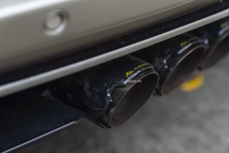Nguyên bản, Lamborghini Aventador trong bài sở hữu màu sơn ngoại thất trắng ngà. Tuy nhiên thời điểm hiện tại siêu phẩm này đã được đổi màu “áo” lấy cảm hứng từ Aventador SVJ Roadster JP63 Kabuki Edition phiên bản giới hạn dành riêng cho thị trường Nhật Bản.