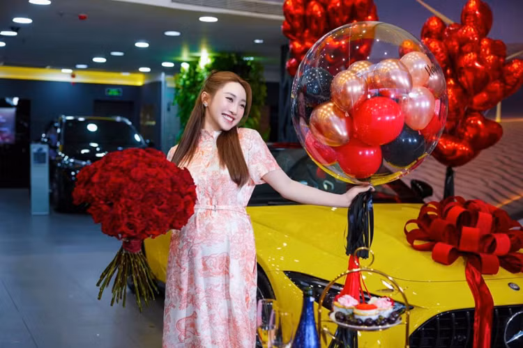 Nhờ đó, xe có khả năng tăng tốc 0-100 km/h chỉ trong 4,9 giây và tốc độ tối đa 275 km/h. Chiếc thứ hai là Mercedes-Maybach GLS 480, xe sở hữu ngoại thất màu đen ánh xanh lục bảo, đi cùng bộ mâm đa chấu kích thước 22 inch. Mercedes-Maybach GLS 480 sở hữu nhiều nét tương đồng về thiết kế với GLS 600 với ngoại hình to lớn nhưng vẫn toát lên vẻ sang trọng.