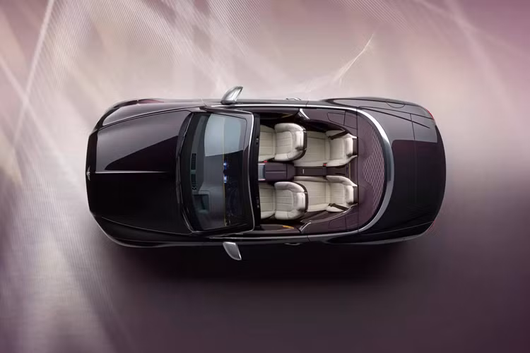 Những chiếc Mulliner mới này cũng có thể di chuyển hoàn toàn chỉ bằng năng lượng điện với quãng đường tối đa lên đến 80 km và tốc độ tối đa giới hạn ở 140 km/h. Khi pin cạn kiệt, có thể được nạp lại đầy đủ trong khoảng 2 giờ 45 phút bằng bộ sạc 11 kW.
