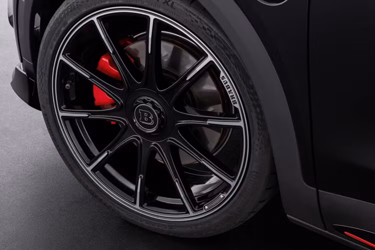 Brabus Smart #3 vẫn trang bị động cơ điện kép cung cấp công suất tổng hợp 422 mã lực và mô-men xoắn 543 Nm, được cung cấp năng lượng bởi bộ pin 66 kWh. Thiết lập này giúp chiếc SUV tăng tốc từ 0-100 km/h trong thời gian nhanh chóng 3,7 giây.
