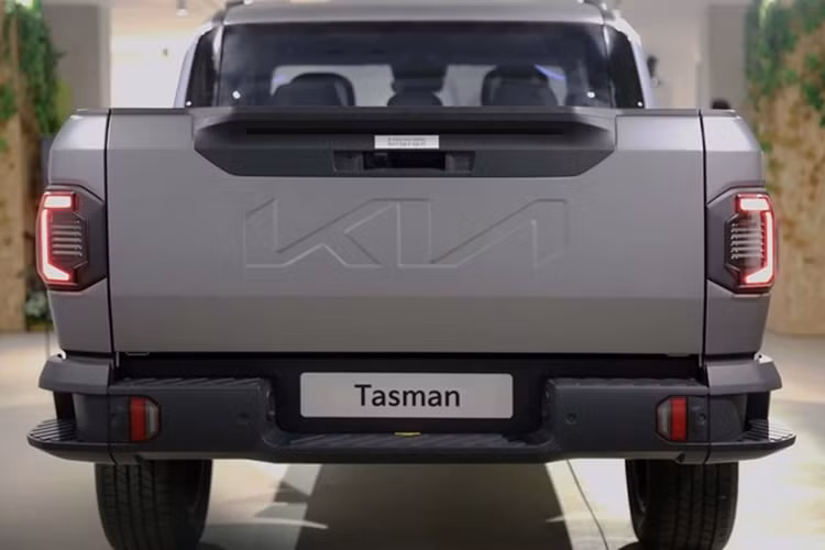 Tuy nhiên, tổng giám đốc kế hoạch sản phẩm của Kia Australia, Roland Rivero, sẽ không loại trừ động cơ V6 mạnh mẽ hơn có thể xuất hiện vì Tasman còn cả chặng đường dài phía trước. Tuy nhiên, các quy định về khí thải chặt chẽ hơn có thể ngăn cản Kia bổ sung động cơ V6 trên Tasman.