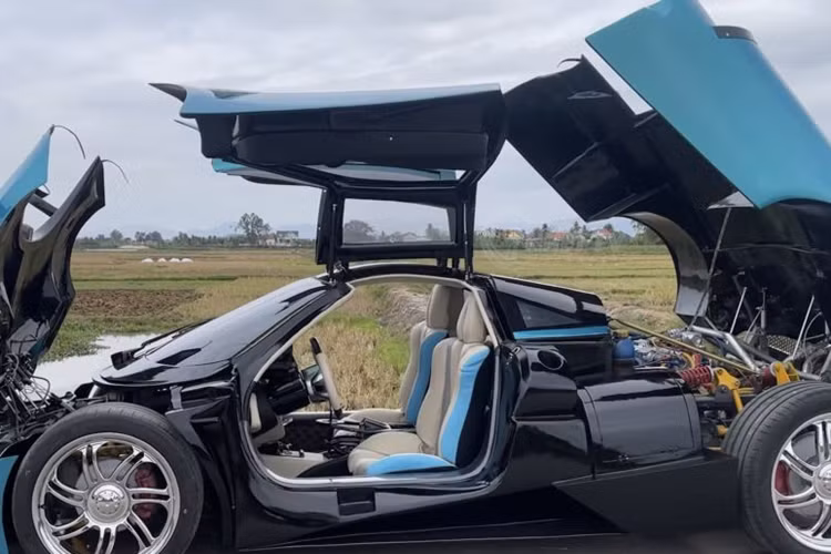 Theo nhóm Nhết TV, chiếc xe mô phỏng Pagani Huayra có 2 điểm khác biệt lớn so với những chiếc "siêu xe" trước đó. Đó là kết cấu cửa mở kiểu cánh chim và toàn bộ thân xe có thể mở lên được như bản gốc.