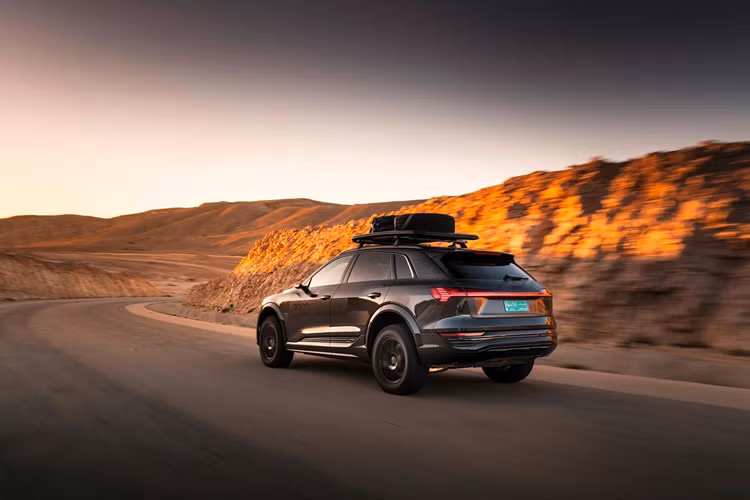 Cũng đáng chú ý không kém là bộ giá nóc, chính là loại đang được dùng trên chiếc Porsche 911 Dakar. Điều này không có gì lạ bởi Audi và Porsche đều là các nhãn hiệu thuộc cùng tập đoàn Volkswagen, trước giờ đều có thể dễ dàng chia sẻ khá nhiều thành phần trên các mẫu xe của nhau.