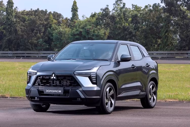 Xe được phân phối theo hình thức nhập khẩu nguyên chiếc từ Indonesia. Theo tìm hiểu, Mitsubishi Xforce phiên bản Ultimate đang được nhiều đại lý nhận đặt hàng trước với mức cọc khoảng 10 triệu đồng. Một số nguồn tin còn hé lộ nhiều khả năng xe sẽ về đại lý trong tháng 6.