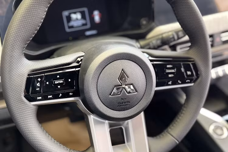 Mitsubishi Xforce có thiết kế nội ngoại thất gần như giống hệt bản XFC Concept từng được hãng xe Nhật Bản giới thiệu tại Việt Nam vào cuối năm ngoái, chỉ loại bỏ một số chi tiết không phù hợp để sản xuất thương mại.