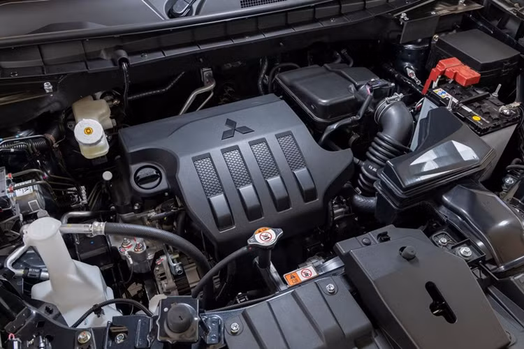 Ngoài ra, Mitsubishi Xforce Ultimate vẫn được trang bị tiêu chuẩn màn hình trung tâm 12,3 inch cảm ứng đặt chung một cụm với đồng hồ dạng màn hình 8 inch sau vô-lăng có khả năng kết nối Apple CarPlay/Android Auto không dây. Thêm vào đó là nút bấm khởi động, ghế nỉ, tính năng làm mát nước uống.