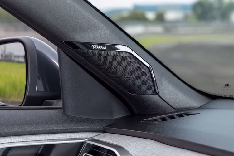 Nhìn chung, mẫu SUV này có vẻ ngoài hiện đại và khỏe khoắn nhờ ngôn ngữ thiết kế Dynamic Shield đặc trưng của thương hiệu. Trên bản tiêu chuẩn, xe có hệ thống đèn chiếu sáng phía trước &amp; phía sau full LED, ăng ten vây cá đi cùng bộ mâm hợp kim 17-inch.