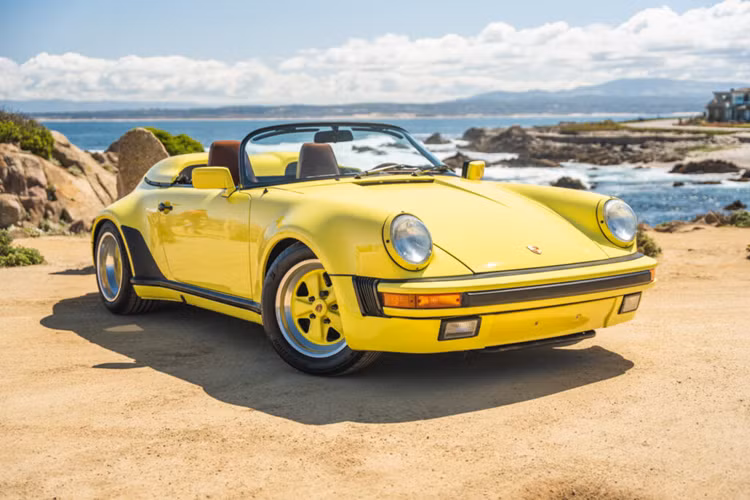 Chiếc Porsche 911 Speedster thế hệ đầu tiên là mẫu xe luôn chiếm được sự nổi bật với thiết kế có các vòm bánh xe rộng, phần đuôi mượt mà, không có cánh lướt gió của một chiếc Carrera cơ bản, kính chắn gió thấp hơn cùng thiết kế phần nắp ốp cứng phía sau độc đáo, từ đây đem lại cấu hình chỉ hai chỗ ngồi cho chiếc xe thể thao Đức.