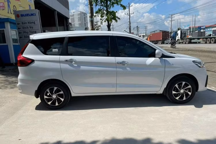 Trong tháng 3/2024, hãng Suzuki đã bán được 677 chiếc XL7 cho khách hàng Việt Nam, tăng trưởng đến 209,1%. Cộng dồn trong 3 tháng đầu năm nay, xe đạt doanh số 1.346 chiếc. Cả trong tháng 3/2024 và 3 tháng đầu năm, Suzuki XL7 đều bán chạy thứ 2 trong phân khúc MPV, chỉ sau Mitsubishi Xpander.