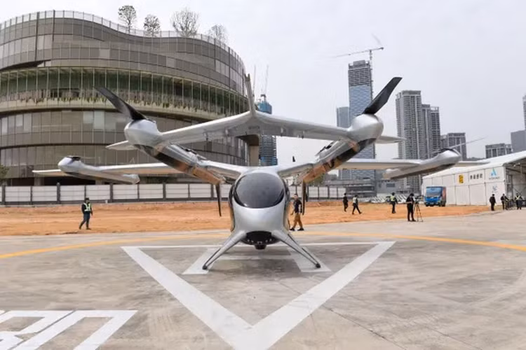 AutoFlight - công ty công nghệ cao của Trung Quốc có trụ sở tại Thượng Hải là nhà sản xuất eVTOL (máy bay cất cánh và hạ cánh thẳng đứng bằng điện). Vào ngày 27/2 vừa qua, công ty này đã thực hiện chuyến bay liên thành phố đầu tiên trên thế giới với xe ôtô bay chạy điện.