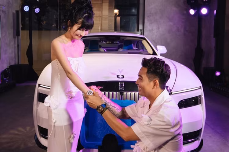 Cung cấp sức mạnh cho xe là mô-tơ điện có công suất tối đa 430 kW (khoảng 576 mã lực) và mô-men xoắn cực đại 900 Nm. Nhờ đó, xe có thể tăng tốc từ 0-100 km/h trong thời gian 4,5 giây. Theo chu trình thử nghiệm CLTC ở Trung Quốc, xe có khả năng chạy được 585 km sau khi sạc đầy. Trong khi đó, theo chu trình thử nghiệm của EPA tại Mỹ, Spectre có phạm vi hoạt động là 515 km.