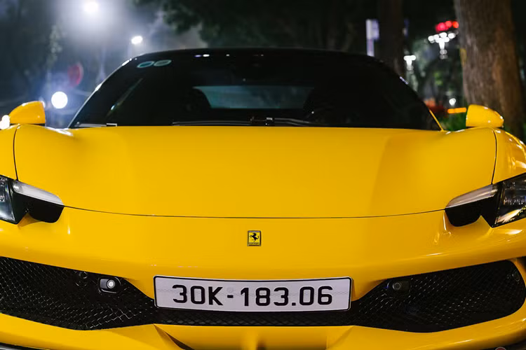 Điểm thú vị của siêu xe Ferrari 296 GTB mới xuất hiện cùng siêu SUV Lamborghini Urus Performante đến từ hệ truyền động plug-in hybrid với động cơ xăng V6, dung tích 2.9 lít, tăng áp