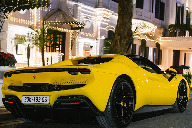 Siêu xe Ferrari 296 GTB có thể tăng tốc từ vị trí xuất phát lên 100 km/h chỉ trong thời gian 2,9 giây trước khi đạt vận tốc tối đa 330 km/h. Dòng xe plug-in hybrid có thể di chuyển với quãng đường tối đa 25 km và vận tốc tối đa là 135 km/h chỉ với động cơ điện.