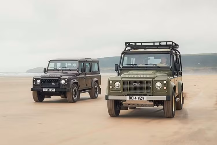 Là sản phẩm được chế tác đặc biệt, Land Rover Classic Defender V8 địa hình có bảng màu rất đa dạng. Khách hàng có thể sử dụng các màu ngoại thất đặc biệt nằm trong các Heritage, Contemporary, Premium và SV Metallic hoặc cũng có thể yêu cầu hãng thiết kế màu sơn mới dựa trên sở thích.