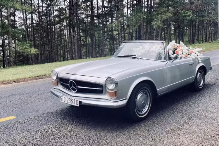 Chiếc xe thể thao Mercedes-Benz 250SL cổ mui trần này thuộc sở hữu của 1 đại gia ở Thành phố Hồ Chí Minh, trong thời gian vừa qua, thay vì để trong garage ngắm, anh lại mang xe ra ngoài để kết hợp vừa cà phê, vừa cho thuê chụp ảnh cưới.