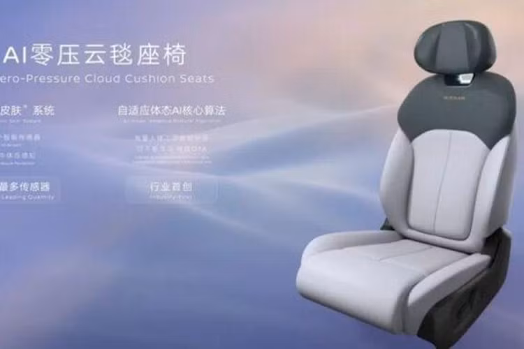 Vòng sang bên sườn, chúng ta sẽ bắt gặp tay nắm cửa ẩn, mang đến sự liền lạc cho xe. Thêm vào đó là cửa sổ khá lớn và bộ vành hợp kim đa chấu, phay xước 2 màu. Phần thân xe của mẫu ô tô điện này không có nhiều đường dập gân và cắt xẻ như thường thấy.