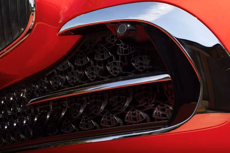 Về động cơ, Maybach SL vẫn được trang bị khối động cơ V-8 tăng áp kép 4.0 lít tạo ra công suất tương tự 577 mã lực, truyền sức mạnh tới cả bốn bánh. Hệ thống lái trục sau được trang bị tiêu chuẩn cùng với hộp số tự động 9 cấp.