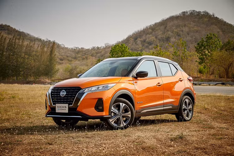 Với hệ truyền động trên, Nissan Kicks có lượng xăng tiêu thụ khá thấp, chỉ 2,2 lít/100 km trong đô thị, 6,1 lít/100 km ngoài đô thị và 4,6 lít/100 km kết hợp.