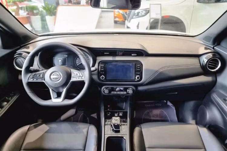 Xe được trang bị hệ truyền động e-Power bao gồm mô-tơ điện kết hợp pin lithium-ion và động cơ xăng. Với công nghệ này, Nissan Kicks di chuyển hoàn toàn bằng động cơ điện. Trong khi đó, động cơ xăng trên xe sẽ chỉ đóng vai trò máy phát điện, cung cấp điện năng cho pin và mô-tơ.