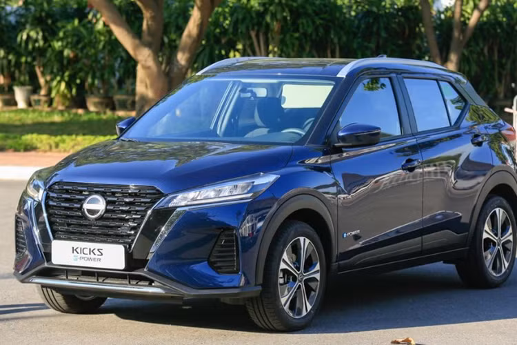 Giá xe Nissan Kicks tại Việt Nam cho bản cao cấp sau ưu đãi chỉ còn khoảng 658 triệu đồng. Mức giá này giúp Nissan Kicks có cơ hội cạnh tranh với các đối thủ cùng phân khúc như: Hyundai Creta (699 triệu đồng), Mitsubishi Xforce (680 triệu đồng).