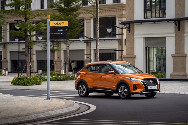 Cụ thể, khách mua xe Nissan Kicks bản cao cấp ở thời điểm này sẽ được hỗ trợ 100% lệ phí trước bạ của hãng và được ưu đãi tiền mặt từ đại lý. Tổng ưu đãi giảm giá Nissan Kicks lên đến 200 triệu đồng. Tuy nhiên, những xe được nhận ưu đãi sẽ là xe sản xuất năm 2023.