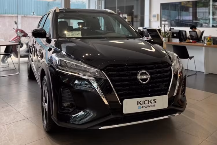 Từ cuối năm 2023, nhà phân phối của Nissan tại Việt Nam muốn tập trung cho bản cao cấp của Kicks nên đơn vị này không còn còn nhập bản tiêu chuẩn về phân phối tại Việt Nam. Nissan Kicks ra mắt thị trường Việt Nam từ cuối năm 2022.