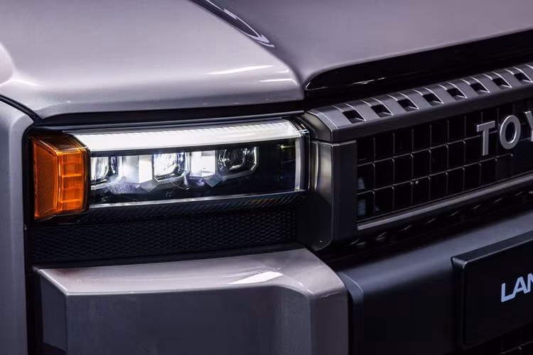 Về thiết kế, Toyota Land Cruiser Prado 2024 là sự kết hợp giữa những nét truyền thống với hiện đại. Xe sở hữu kiểu dáng hình hộp được chia sẻ cùng với Lexus GX 2024 mới ra mắt gần đây. Cụm đèn pha và mặt ca lăng vuông vức được lấy cảm hứng từ những chiếc Land Cruiser J60 hồi thập niên 80 của thế kỷ trước.