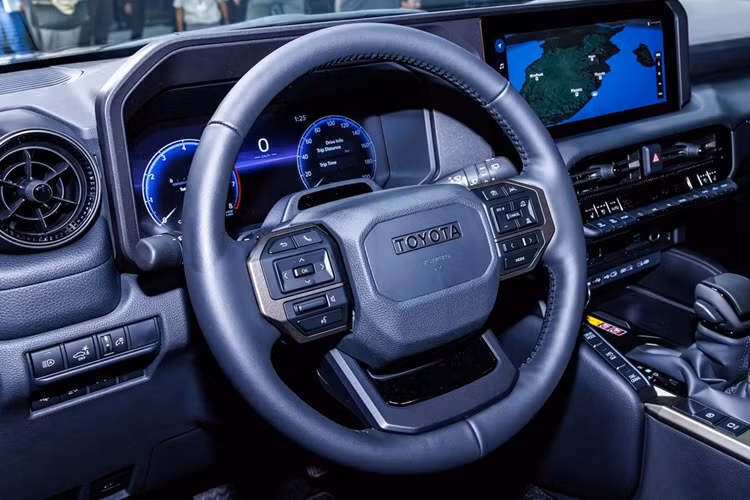 Điểm khác biệt của Toyota Land Cruiser Prado 2024 tại Nhật Bản so với xe ở Bắc Mỹ và châu Âu chính là động cơ. Theo đó, mẫu xe này không dùng động cơ hybrid ở xứ sở hoa anh đào. Nằm bên dưới nắp ca-pô của Toyota Land Cruiser Prado 2024 ở Nhật Bản là 2 tùy chọn động cơ khá quen thuộc với người Việt.