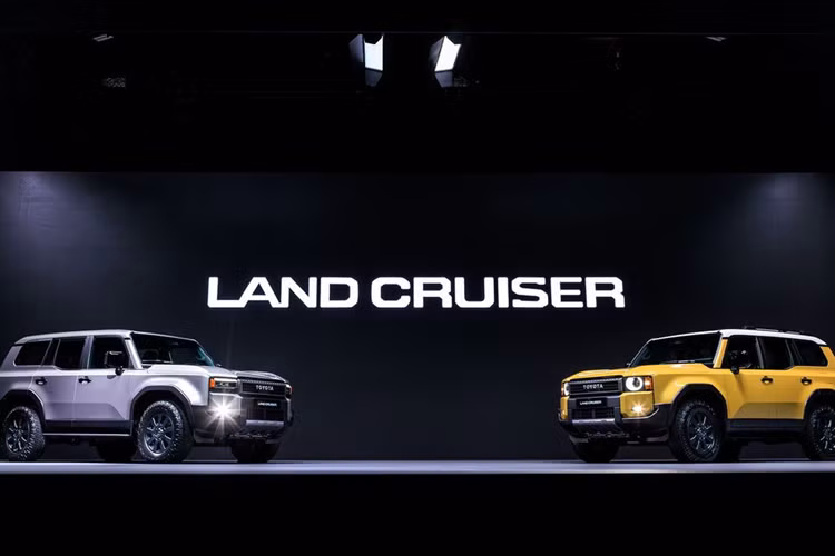 Sau hơn nửa năm có mặt trên thị trường, mẫu xe SUV Toyota Land Cruiser Prado 2024 mới chính thức được bày bán ở Nhật Bản. Tại Việt Nam, các nhân viên tư vấn bán hàng cho biết mẫu xe này dự kiến sẽ bắt đầu được phân phối chính hãng vào khoảng tháng 7/2024.