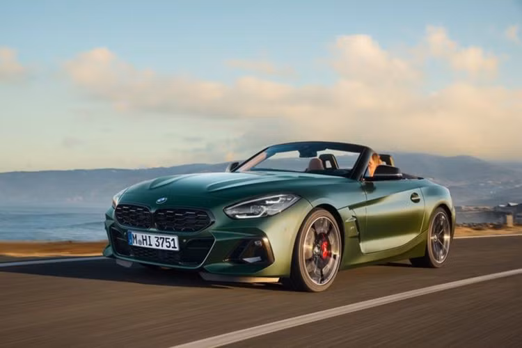 Sau nhiều năm bán Z4 chỉ với hộp số tự động 8 cấp, BMW cuối cùng cũng đã quyết định bổ sung hộp số sàn cho mẫu xe thể thao này. Trên phiên bản nâng cấp, BMW Z4 2025 mới đã được trang bị số sàn 6 cấp dưới dạng gói tùy chọn nâng cấp.