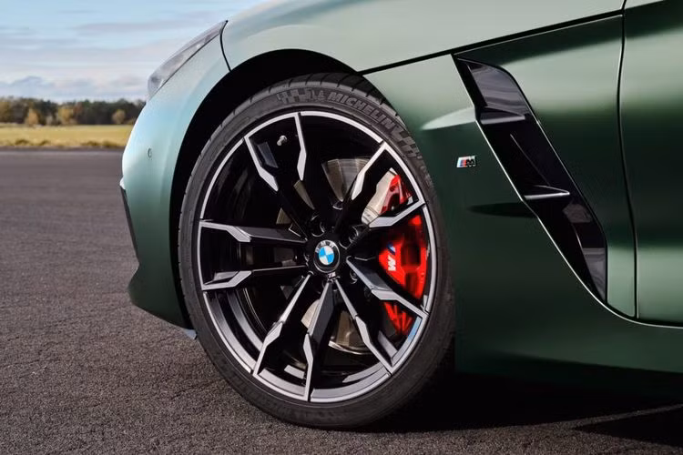 BMW Z4 2025 được trang bị động cơ xăng 3.0 lít tăng áp, 6 xi-lanh thẳng hàng cho công suất tối đa 382 mã lực và 500 Nm. Tốc độ tối đa giới hạn điện tử là 249 km/h. Ở phiên bản hộp số tự động 8 cấp, BMW Z4 M40i 2025 mới có khả năng tăng tốc 0-96km/h chỉ trong 3,9 giây trong khi con số tương ứng của bản số sàn là 4,2 giây.