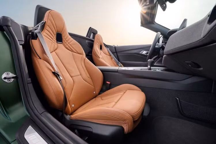 BMW Z4 cũng sẽ lần đầu tiên có mâm xe kích thước so le, với vành trước 19 inch và vành sau 20 inch, điều này sẽ có tác động rõ rệt đến khả năng xử lý của xe.